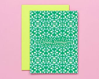 Puede incluir: Una tarjeta de felicitación con estampado verde y blanco con el texto "Happy Holidays!" en blanco.