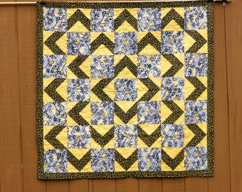 NEW Handmade machine longarm quilted 100% Cotton Quilt: Black & Yellow 'Walk About' Pattern (54x54 inches)