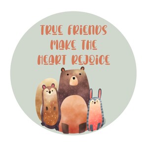 K&ouml;nnte beinhalten: Ein hellgr&uuml;ner Kreis mit dem Text "TRUE FRIENDS MAKE THE HEART REJOICE" in Orange. In der Mitte des Kreises befinden sich drei Comic-Tiere: ein brauner B&auml;r, ein braunes Eichh&ouml;rnchen und ein rosa Kaninchen mit blauen Streifen.