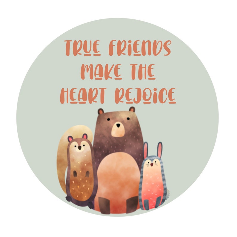 K&ouml;nnte beinhalten: Ein hellgr&uuml;ner Kreis mit dem Text "TRUE FRIENDS MAKE THE HEART REJOICE" in Orange. In der Mitte des Kreises befinden sich drei Comic-Tiere: ein brauner B&auml;r, ein braunes Eichh&ouml;rnchen und ein rosa Kaninchen mit blauen Streifen.