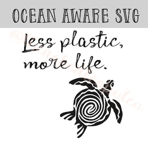 Puede incluir: Gráfico en blanco y negro con el texto "OCEAN AWARE SVG" sobre la frase "Less plastic, more life." Una tortuga marina negra estilizada está en la parte inferior. El diseño promueve la conciencia y la conservación ambiental.