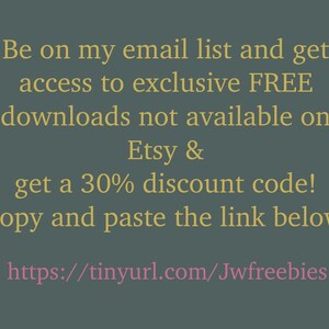 K&ouml;nnte beinhalten: Text auf grauem Hintergrund mit einem rosa Link, um sich f&uuml;r eine E-Mail-Liste anzumelden und Zugang zu exklusiven kostenlosen Downloads zu erhalten, die nicht auf Etsy verf&uuml;gbar sind, sowie einen Rabattcode von 30%. Der Link lautet https://tinyurl.com/Jwfreebies.