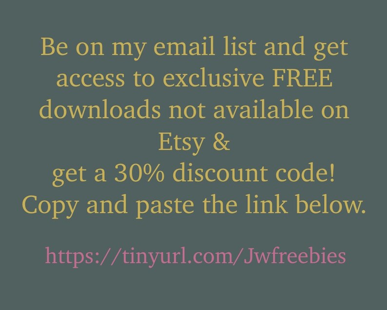 K&ouml;nnte beinhalten: Text auf grauem Hintergrund mit einem rosa Link, um sich f&uuml;r eine E-Mail-Liste anzumelden und Zugang zu exklusiven kostenlosen Downloads zu erhalten, die nicht auf Etsy verf&uuml;gbar sind, sowie einen Rabattcode von 30%. Der Link lautet https://tinyurl.com/Jwfreebies.