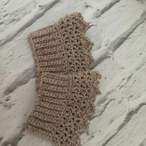 May include: A beige crocheted collar with a scalloped edge.