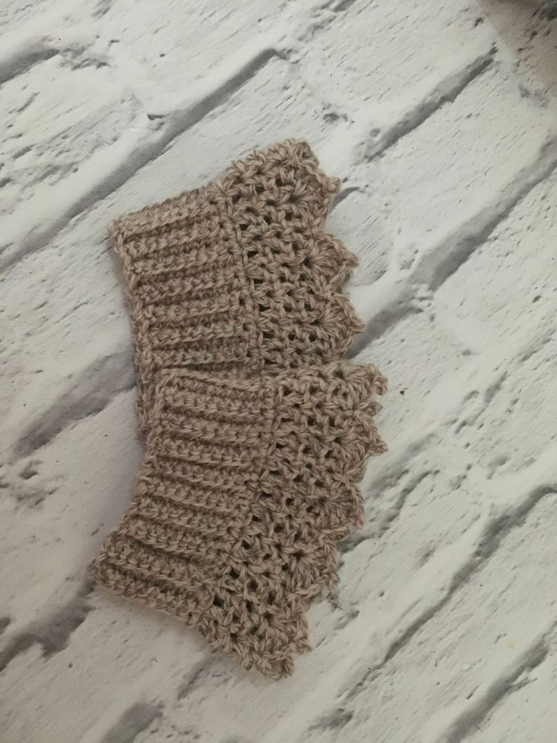 May include: A beige crocheted collar with a scalloped edge.