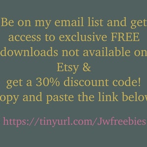 Puede incluir: Texto sobre un fondo gris con un enlace rosa para registrarse en una lista de correo electr&oacute;nico y obtener acceso a descargas gratuitas exclusivas no disponibles en Etsy y obtener un c&oacute;digo de descuento del 30%. El enlace es https://tinyurl.com/Jwfreebies.