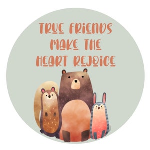 K&ouml;nnte beinhalten: Ein hellgr&uuml;ner Kreis mit dem Text "TRUE FRIENDS MAKE THE HEART REJOICE" in Orange. In der Mitte des Kreises befinden sich drei Comic-Tiere: ein brauner B&auml;r, ein braunes Eichh&ouml;rnchen und ein rosa Kaninchen mit blauen Streifen.