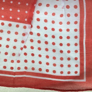 Retro-Design-Taschentuch aus den 1970er Jahren bestand. Vintage, unbenutzt und perfekt.