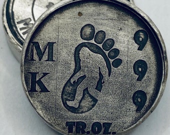 1 Oz MK BarZ "Here Comes Big Foot" Gestempelt Rund .999 FS