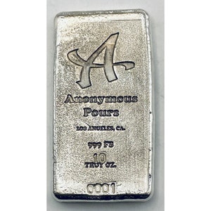 Puede incluir: Barra rectangular de plata con el texto "Anonymous Pours" y "LOS ANGELES, CA." La barra también tiene el texto "999 FS" y "10 TROY OZ." El número de serie "0001" está en la parte inferior. La barra tiene una superficie texturizada.