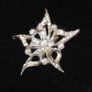 Vintage 60s Silver Crystal Star Pin: Sparkling Fashion Accessory