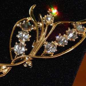 Golden Leaf pin, 60’s lady’s jewelry accessory fashion enhancer vintage excellent condition
