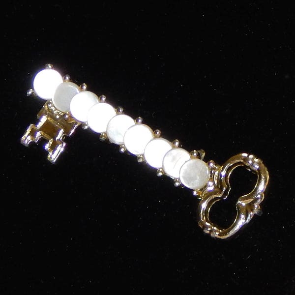 Pearl Key pin, 60’s lady’s jewelry accessory fashion enhancer very unique vintage excellent condition