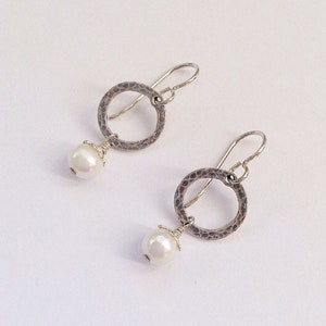 Sterlng silver hammered circle drop earrings measuring approximatelely 2cm in length, round freshwater pearl with flower beadcap.