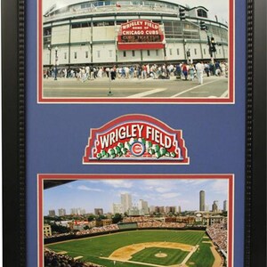 Könnte beinhalten: Eine gerahmte Collage aus drei Bildern, die das Wrigley Field, die Heimat der Chicago Cubs, zeigen. Das obere Bild zeigt die Außenseite des Stadions mit Fans, die eintreten. Das mittlere Bild ist eine Nahaufnahme des Wrigley Field-Schilds. Das untere Bild ist eine Luftaufnahme des Spielfelds.