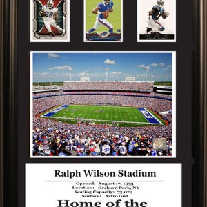 Könnte beinhalten: Eine Luftaufnahme des Ralph Wilson Stadiums, der Heimat der Buffalo Bills. Das Stadion ist mit Fans gefüllt und das Spielfeld ist grün. Das Stadion wurde am 17. August 1973 eröffnet und befindet sich in Orchard Park, New York. Es hat eine Kapazität von 73.079 Sitzplätzen und verfügt über eine AstroTurf-Oberfläche.