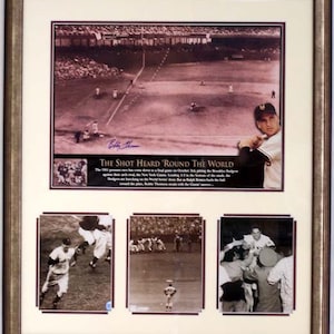 Puede incluir: Un collage de fotos enmarcado del partido de la Serie Mundial de 1951 entre los Brooklyn Dodgers y los New York Yankees. La foto muestra el jonrón ganador del juego de Bobby Thomson, junto con fotos de los jugadores celebrando. El texto "The Shot Heard 'Round The World" está incluido en el collage.