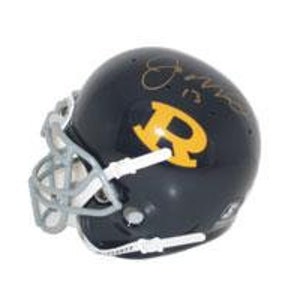 Puede incluir: Un casco de fútbol americano azul marino con un logotipo "R" dorado y una máscara facial plateada. El casco está firmado "Jim 55".