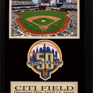 Puede incluir: Una impresión enmarcada que conmemora el 50 aniversario de Citi Field, un estadio de béisbol en Queens, Nueva York. La impresión presenta una foto del estadio, un parche con el logotipo de los Mets de Nueva York y el texto "Citi Field Opening Day April 13, 2009 50th Anniversary Commemorative Edition".