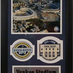 Puede incluir: Un collage de fotos enmarcado del Yankee Stadium, con una vista aérea del estadio, un logotipo vintage y un logotipo moderno. El texto "Yankee Stadium A Tradition Continues" se muestra en la parte inferior.