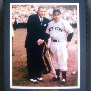 Puede incluir: Una fotografía en blanco y negro de dos hombres con uniformes de béisbol. El hombre de la izquierda lleva traje y corbata, mientras que el hombre de la derecha lleva un uniforme de los New York Yankees. El hombre de la izquierda sostiene un bate de béisbol. El pie de foto debajo de la foto dice "The Babe Greets Yogi".