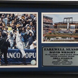 Puede incluir: Un collage de fotos enmarcado que conmemora la temporada de despedida del jugador de béisbol David Wright. El collage incluye una foto de Wright corriendo las bases, una foto del Shea Stadium y una placa que detalla los logros de Wright. La placa dice "Farewell Season David Wright 2x All-Star - Gold Glove Award Silver Slugger Award Shea Stadium 1964 - 2008 Location - Flushing, NY Seating Capacity - 33,601 Surface - Bluegrass"