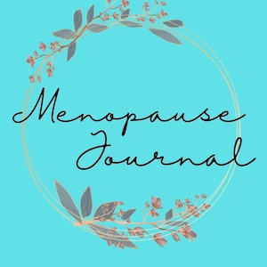 Op de afbeelding: Een turquoise journal cover met de woorden "Menopause Journal" in zwart script. De tekst is omgeven door een goudkleurige cirkel met bloemen- en bladaccenten in gedempte roze en grijstinten.