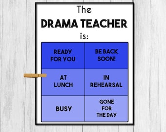 Peut inclure: Un panneau blanc avec du texte noir qui indique "The Drama Teacher is:" avec une grille bleue de carrés. Chaque carré a un statut différent pour le professeur de théâtre : "Ready for you", "Be back soon", "At lunch", "In rehearsal", "Busy", et "Gone for the day".