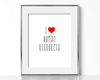 Könnte beinhalten: Ein weißer gerahmter Druck mit dem Text "Ich liebe Human Resources" in schwarzer Schrift und einem roten Herzen.