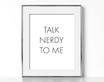 Könnte beinhalten: Ein schwarz-weißer gerahmter Druck mit dem Text "TALK NERDY TO ME" in einer einfachen, modernen Schriftart.