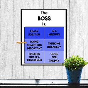 Op de afbeelding: Een witte poster met zwarte tekst die "The Boss is:" zegt en een blauw raster met verschillende opties voor wat de baas aan het doen is. De opties zijn "Ready for you", "In a meeting", "Doing something important", "Thinking intensely", "Drinking out of a #1 Boss Mug", en "Gone for the day".