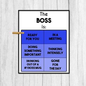 Op de afbeelding: Een wit bord met zwarte tekst die "The BOSS is:" luidt en een blauw raster met verschillende zinnen in elk vierkant. De zinnen zijn "Ready for you", "In a meeting", "Doing something important", "Thinking intensely", "Drinking out of a #1 Boss Mug", and "Gone for the day".