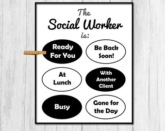 Könnte beinhalten: Ein schwarz-weißes Schild mit dem Text "The Social Worker is:" und sechs ovalen Knöpfen mit verschiedenen Statusmeldungen: "Ready For You", "Be Back Soon!", "At Lunch", "With Another Client", "Busy" und "Gone for the Day".