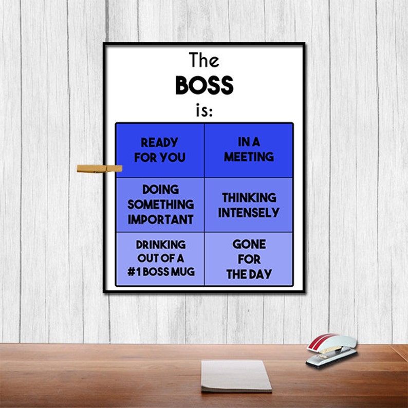 Op de afbeelding: Een witte poster met zwarte tekst die "The Boss is:" zegt en een raster van vier blauwe vierkanten met zwarte tekst. De vierkanten zeggen "Ready for you", "In a meeting", "Doing something important", "Thinking intensely", "Drinking out of a #1 Boss Mug", en "Gone for the day".