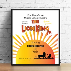 Pode incluir: Um cartaz para uma produção escolar de O Rei Leão Jr. O cartaz apresenta uma silhueta de Simba, Nala e Pumbaa contra um fundo de pôr do sol. O texto no cartaz diz "Fox River Grove Middle School Theatre apresenta com orgulho O Rei Leão Jr. Estrelando Emily Churak como Nala. 12, 13, 14 de abril de 2019."