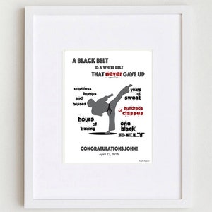 K&ouml;nnte beinhalten: Ein schwarz-wei&szlig;es Motivationsposter mit einer Silhouette einer Person, die einen Karate-Tritt ausf&uuml;hrt. Der Text lautet "Ein schwarzer G&uuml;rtel ist ein wei&szlig;er G&uuml;rtel, der nie aufgegeben hat." Das Poster enth&auml;lt auch den Text "Herzlichen Gl&uuml;ckwunsch John! 22. April 2016".