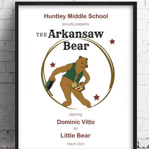 Könnte beinhalten: Ein Plakat für ein Schulstück mit dem Titel "The Arkansaw Bear" mit Dominic Vitto als Little Bear. Das Plakat zeigt einen Comic-Bären, der eine grüne Weste trägt und einen Hut und eine Schachtel hält. Das Plakat ist vor einem weißen Hintergrund mit einem goldenen Kreis und roten Sternen platziert.