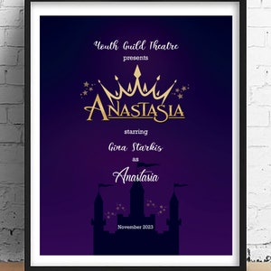 Pode incluir: Cartaz emoldurado para a produção de "Anastasia" do Youth Guild Theatre, com uma coroa dourada e uma silhueta de castelo sobre um gradiente roxo e azul. O cartaz inclui os nomes do elenco e o mês da apresentação.