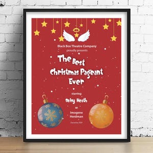 Könnte beinhalten: Ein rotes Plakat mit weißen Schneeflocken und gelben Sternen. Der Text lautet "Black Box Theatre Company präsentiert stolz The Best Christmas Pageant Ever mit Daisy Heath als Imogene Herdman Dezember 2004". Es gibt zwei Weihnachtskugeln, eine blaue und eine orange.