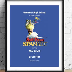Può includere: Poster incorniciato con sfondo blu. Il poster presenta il testo "Westerfall High School proudly presents Monty Python's Spamalot" con i nomi Alex Colwell e Sir Lancelot. Il poster è datato novembre 2025.