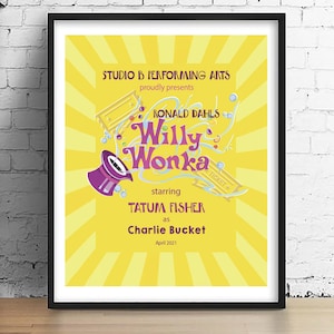 Może przedstawiać: Żółty plakat w czarnej ramie reklamujący produkcję "Willy Wonka" przez Studio B Performing Arts. Plakat przedstawia fioletowy cylinder, bilet i tekst "Ronald Dahls Willy Wonka starring Tatum Fisher as Charlie Bucket April 2021."