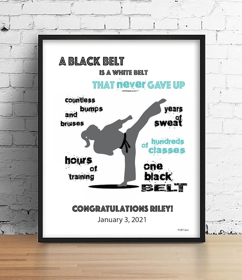 K&ouml;nnte beinhalten: Ein Motivationsposter mit der Silhouette einer Person in einer Karate-Pose. Der Text lautet "Ein schwarzer G&uuml;rtel ist ein wei&szlig;er G&uuml;rtel, der niemals aufgegeben hat." Es listet auch die Herausforderungen auf, die auf dem Weg zum Erreichen eines schwarzen G&uuml;rtels zu bew&auml;ltigen sind, wie "unz&auml;hlige Beulen und blaue Flecken", "Jahre des Schwei&szlig;es", "Hunderte von Kursen" und "Stunden des Trainings". Das Poster ist in einem Schwarz-Wei&szlig;-Farbschema und einem Blau-Wei&szlig;-Farbschema gehalten.