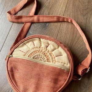 Boho-zonnetas, handgeborduurde tas crossbodytas, op maat geborduurde tas geborduurde zon, ronde tas + riem, upcycled tas crossbody