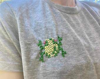 Pixel Frog Tee: Retro Video Game Gift, 90s Kid Shirt, Cute Computer Sprite Embroidery, Pixelated Green Toad Top, Vintage PC Graphic Tshirt