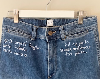 Feministische Zitat Jeans GIRLS AREN'T FRAGILE Hand bestickte Jeans Tumblr Zitat Stickerei Design Trendy bestickte Denim Jeans mit weitem Bein