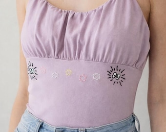 Sprite Bodysuit: Handgestickte Anime Geister auf Lila Strampler, Japanische Yokai Stickerei Kunst, Kawaii Print auf Fliederfarbenen Strampler
