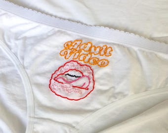 Erwachsenen Video Höschen: Handbesticktes freches Unterwäsche-Geschenk für Sie (Bikini & Slip) | Erhältlich auch als Crewneck Tshirt Embroidery