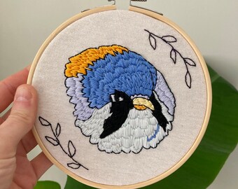 Blaumeisen-Porträt: Niedliche Singvogel-Stickerei, runder Blaumeisen-Wandbehang, Cartoon-Geschenk für Wellensittich-Liebhaber, Chibi-Vogel-Stickerei, Faser-Kunst