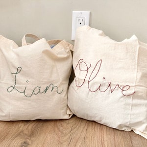 Sac fourre-tout personnalisé avec broderie monogramme nom | Cartable de bibliothèque brodé personnalisé | Cadeau prénom personnalisé | Cabas personnalisé + Cursive