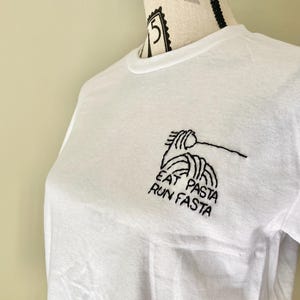 Eat Pasta Run Fasta, Funny Pasta Shirt, Italian Pasta Embroidery, Gift for Pasta Lover Club, Noodle Lover Gift, Embroidered Pasta Print Tee imagen 7